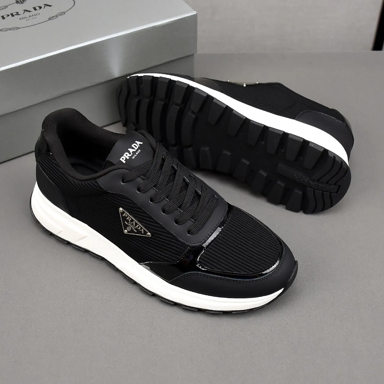 PP460👟👟👟Prada/Prada Prax men's series casual sports shoes Prax sports shoes combine style and comfort, with a unique sports design defined by exquisite materials and details. Fashionable, casual and versatile, it is decorated with an enameled triangle logo on the outside, a Prada Milano printed logo on the tongue, and a 2.5cm lightweight two-tone rubber sole for a comfortable wearing experience! Size: 38-39-40-41-42-43-44 standard leather shoe size